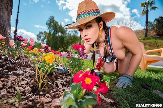 MonsterCurves &#8211; Valentina Nappi &#8211; Gardening Hoe, PervTube.net